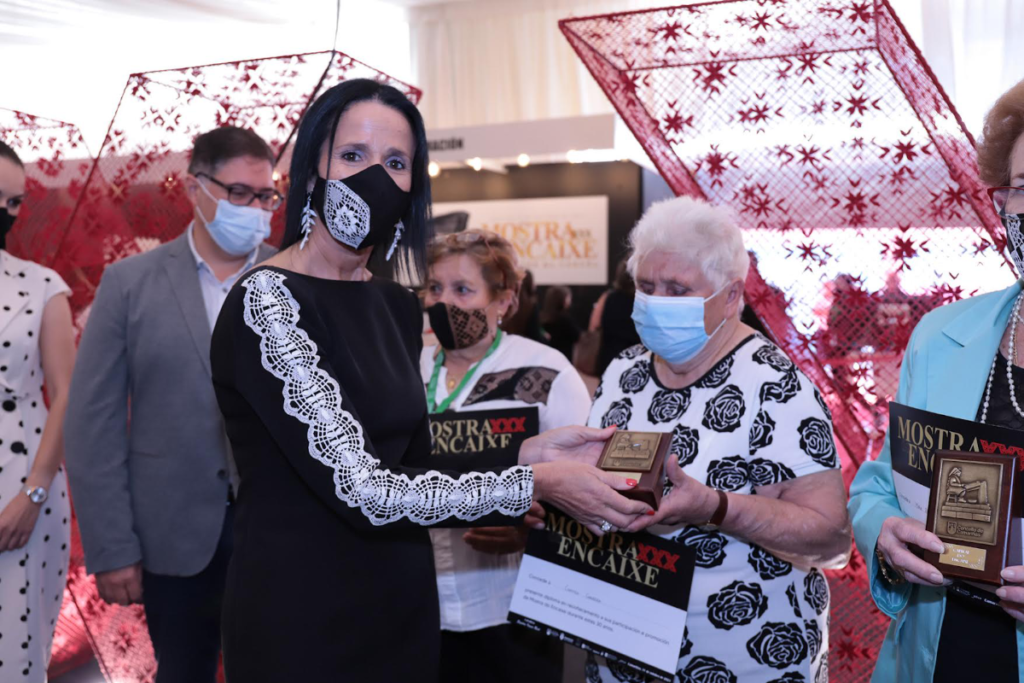 Camariñas premia a traxectoria de catro palilleiras que participaron nas 30 edicións da Mostra do Encaixe