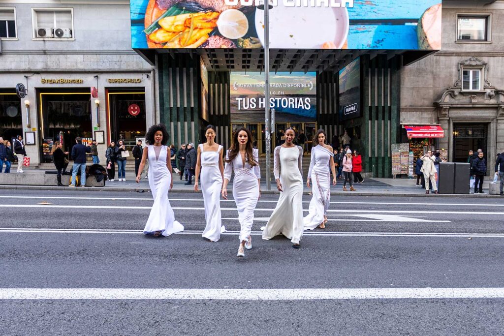 Las grandes firmas DEVOTA&LOMBA y Claudina Mata continúan su idilio con la Exposición de Encaje de Camariñas 3 Las grandes firmas DEVOTA&LOMBA y Claudina Mata continúan su idilio con la Exposición de Encajes de Camariñas.