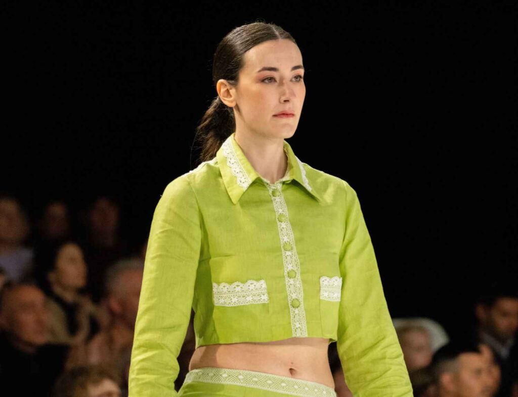 O branco e a elegancia unen á veterana Ana Cabranes e ao debutante Xoaquín Ruiz na pasarela de Grandes Deseñadores