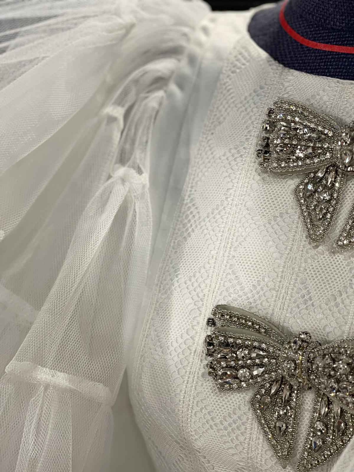 O branco e a elegancia unen á veterana Ana Cabranes e ao debutante Xoaquín Ruiz na pasarela de Grandes Deseñadores