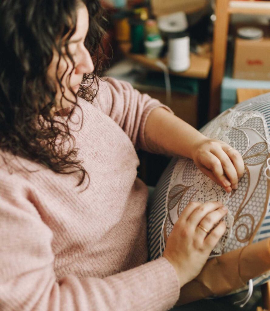 Mariví Santos e Zeltia ao Aire fusionarán o encaixe de Camariñas con complementos para cerimonia