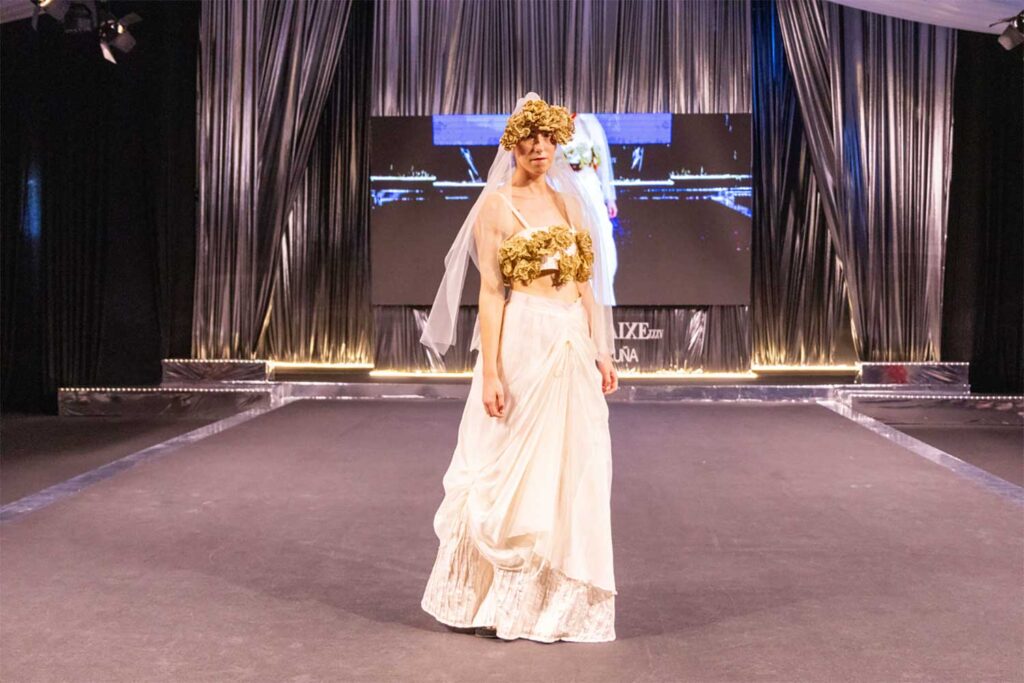 O encaixe traspasa fronteiras no desfile das Delegacións Internacionais da XXXV Mostra do Encaixe