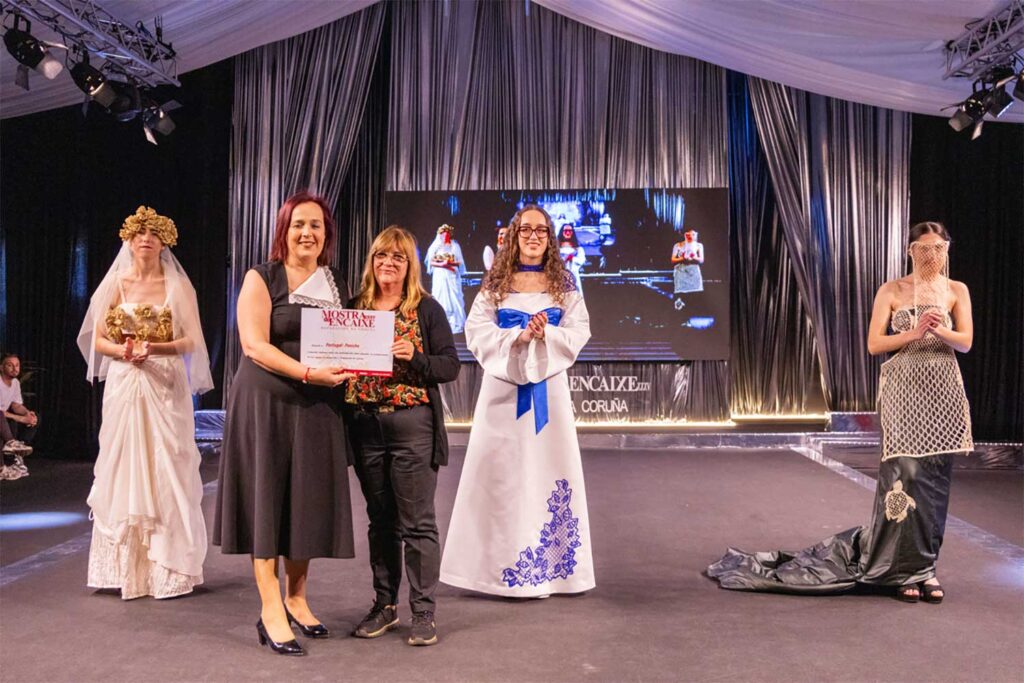 O encaixe traspasa fronteiras no desfile das Delegacións Internacionais da XXXV Mostra do Encaixe