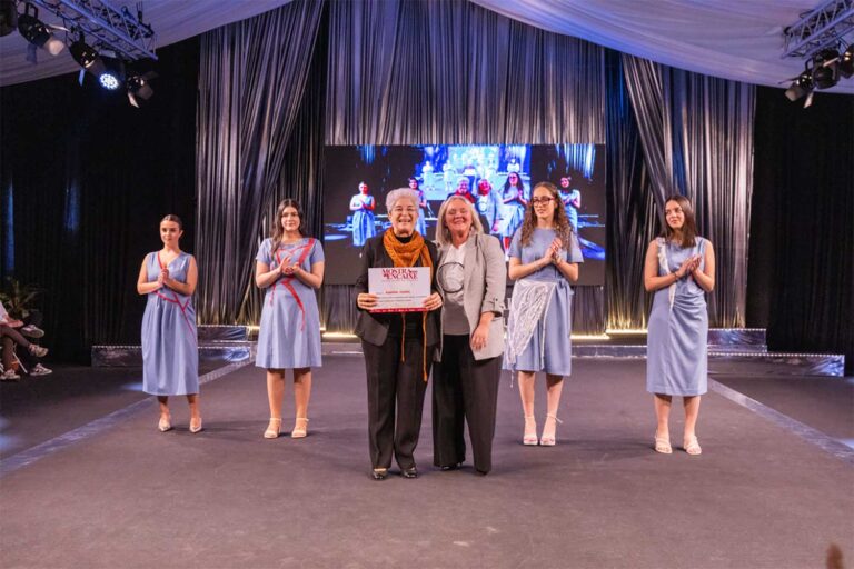 El encaje traspasa fronteras en el desfile de las delegaciones internacionales de la XXXV Exposición de Encaje.