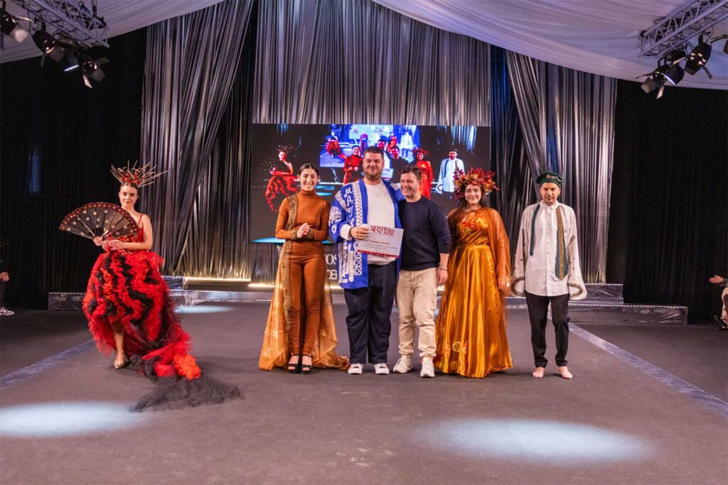 O encaixe traspasa fronteiras no desfile das Delegacións Internacionais da XXXV Mostra do Encaixe