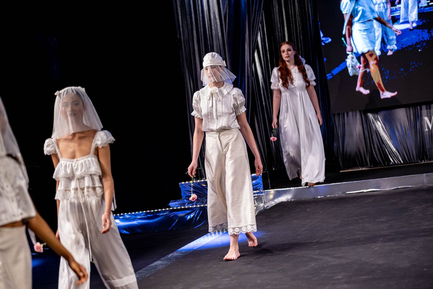 O Encaixe de Camariñas brilla con luz propia nas coleccións dos Grandes Deseñadores da Mostra 